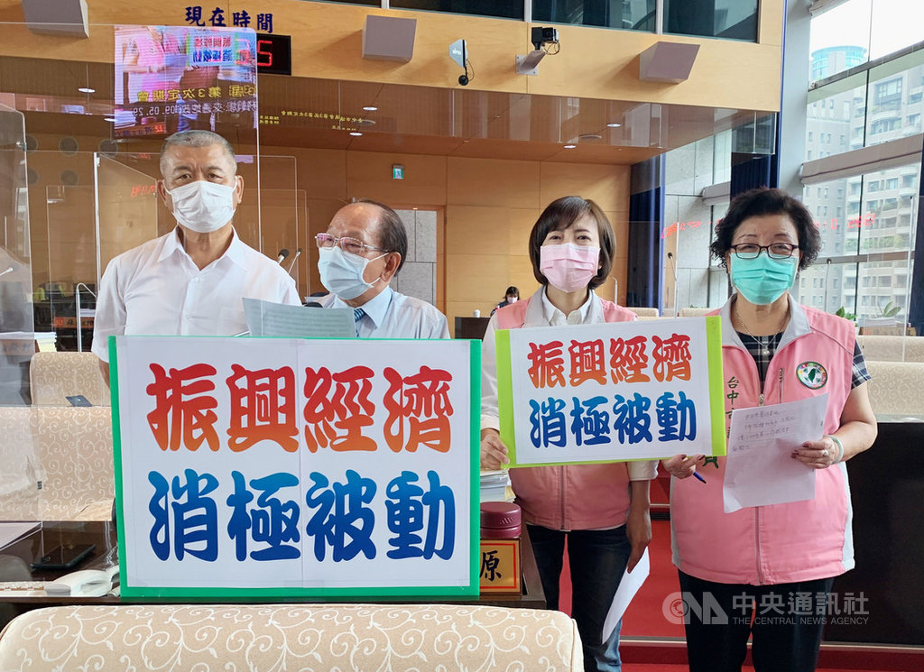 衛福部長陳時中預計31日到訪台中,民進黨籍台中市議員蕭隆澤(左起)、謝明源、陳淑華、邱素貞29日在質詢時,共同呼籲市府要把握「業配」機會,大力行銷台中。中央社記者趙麗妍攝 109年5月29日