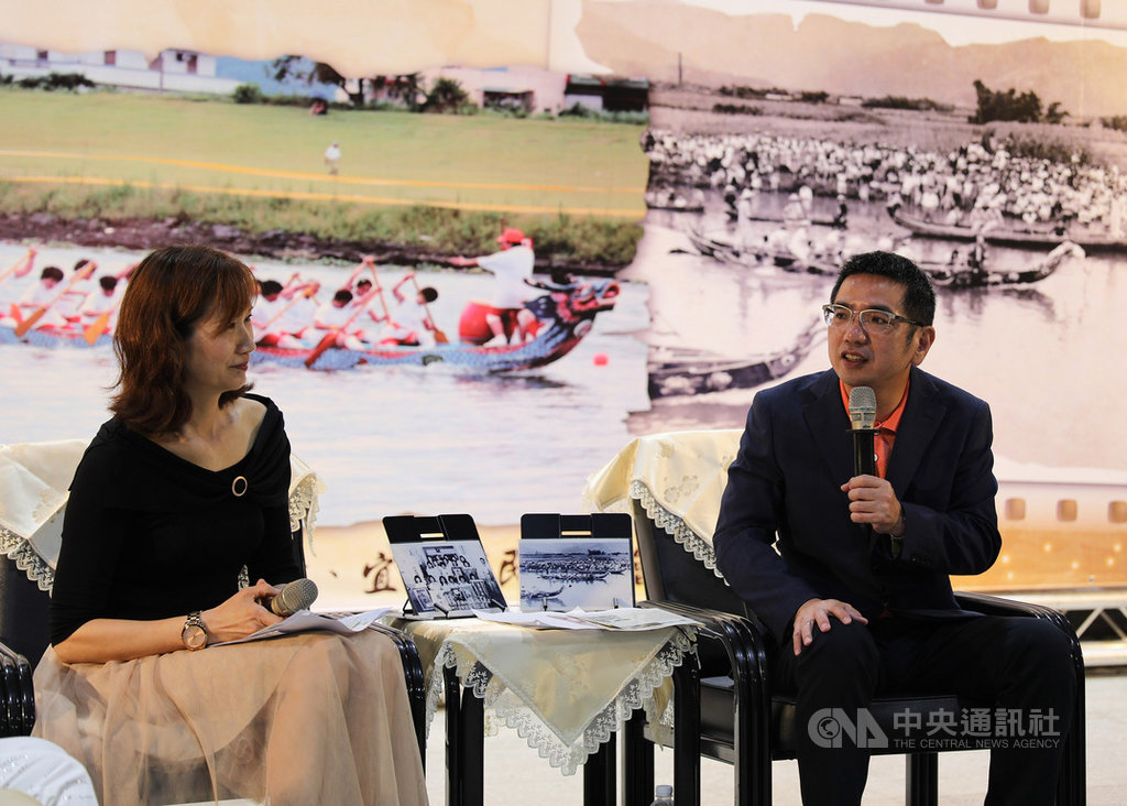 宜蘭市長江聰淵(右)29日出席「60年前宜蘭河的龍舟賽─紅短褲女子隊划龍船的故事」座談會時指出,今年端午節,公所將舉辦龍舟友誼賽,重現當年紅短褲女子龍舟隊的水上英姿。(宜蘭市公所提供)中央社記者沈如峰宜蘭縣傳真 109年5月29日
