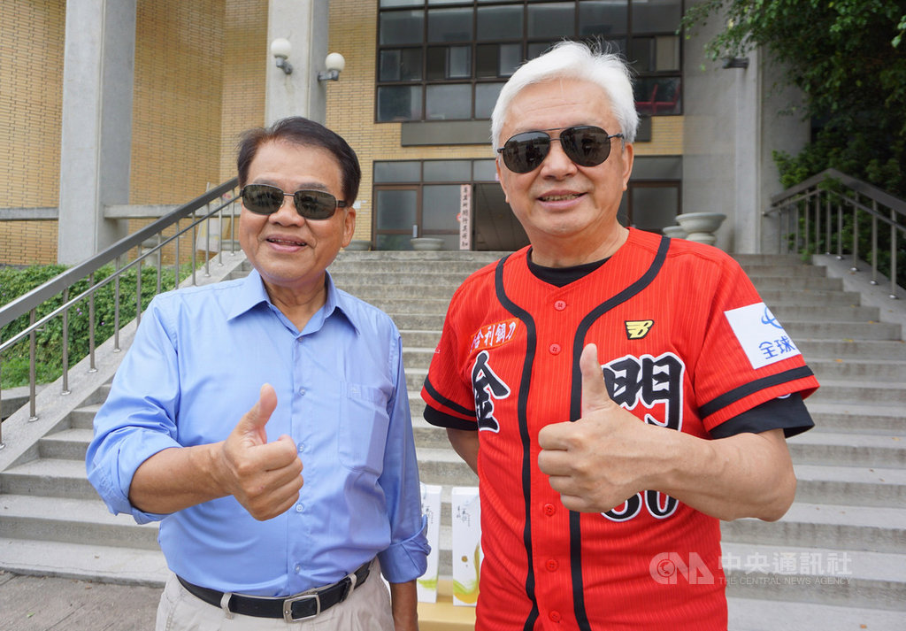 以金門高職學生為主的金門棒球代表隊即將赴台參加玉山盃全國青棒錦標賽,金門航空籌備處召集人蔡傳成(左)和身兼金門棒球委員會主委的陳滄江(右),29日到金門高職致贈禮品,期許代表隊能有好表現。中央社記者黃慧敏攝 109年5月29日