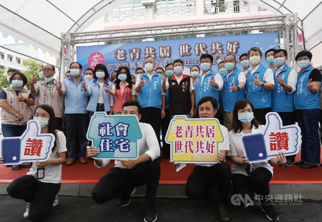 高雄市長韓國瑜(2排左6)29日出席「老青共居,世代共好」前金區舊警舍整建社會住宅工程竣工典禮,許多議員及里長也到場共襄盛舉。中央社記者董俊志攝 109年5月29日