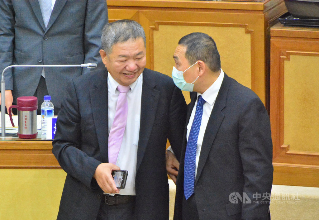 新北市長侯友宜(右)29日到市議會專案報告武漢肺炎因應作為,但因民進黨團指責國民黨團刻意延遲簽到護航,國民黨團要求向被詆毀的侯友宜道歉未果,協商不成散會。議長蔣根煌(左)頻向枯坐一下午的侯友宜說抱歉。中央社記者黃旭昇新北攝 109年5月29日