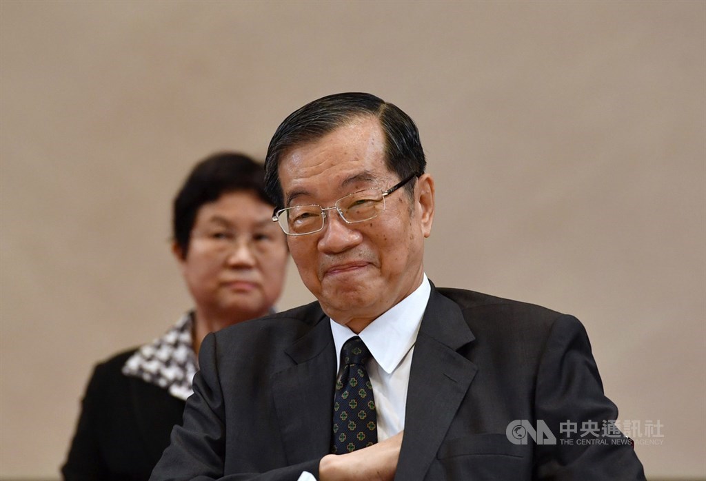 總統府29日舉行記者會介紹考試院第13屆院長、副院長及考試委員被提名人,圖前為考試院長被提名人黃榮村。中央社記者王飛華攝 109年5月29日