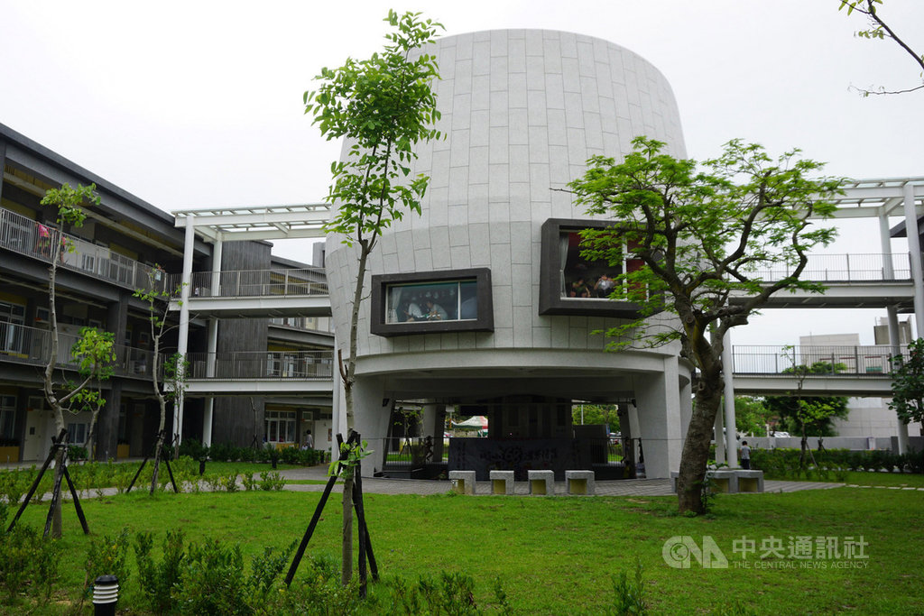 金門縣金湖國小近期出版專刊,記錄校內5棟新校舍興建點滴,5大建物寓意「五子登科」,其中作為圖書館使用的「悅揚樓」,為天燈造型,最為吸睛。中央社記者黃慧敏攝 109年5月29日