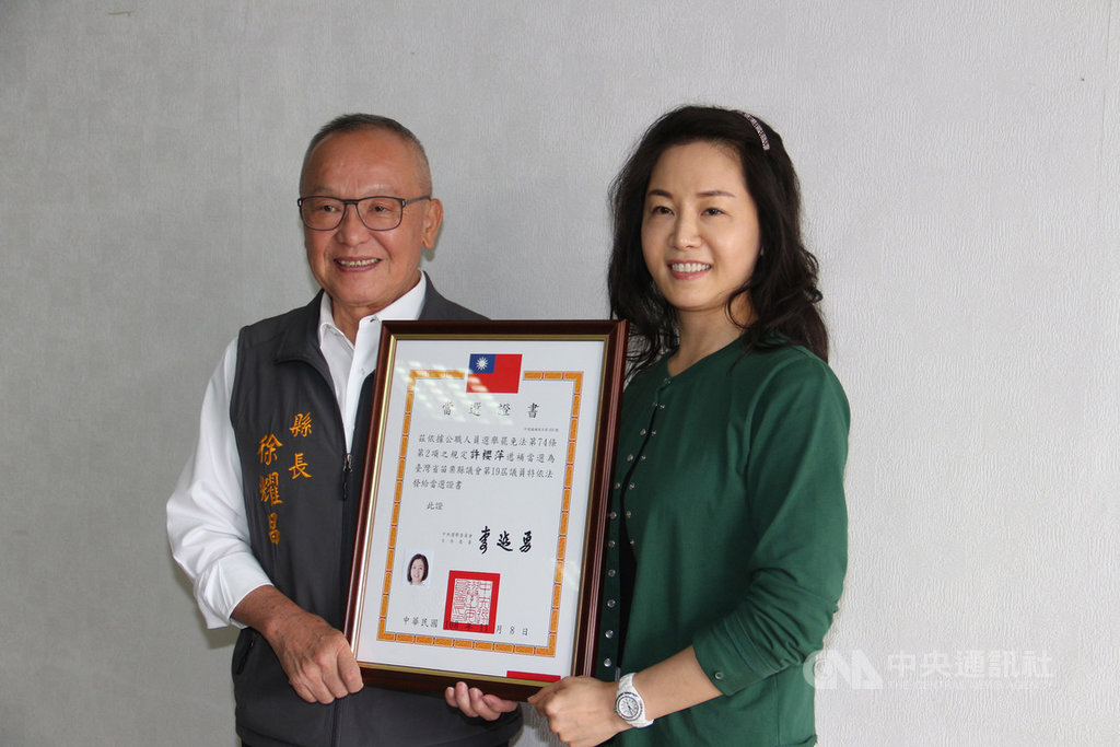 民進黨籍苗栗縣議員許櫻萍(右)遞補就任第19屆縣議員後僅半年時間,因涉嫌透過樁腳買票,被其他落選人提當選無效之訴,苗栗地院29日一審判決當選無效,全案可上訴。圖為108年11月間縣長徐耀昌(左)頒發議員當選證書給許櫻萍。中央社記者管瑞平攝 109年5月29日