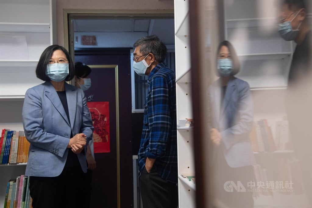 總統蔡英文（左）29日造訪位於台北中山區的銅鑼灣書店，拜訪書店創辦人林榮基（右），感謝林榮基對香港人權自由民主的堅持，並強調已成立專案工作小組協助港人。中央社記者林俊耀攝 109年5月29日