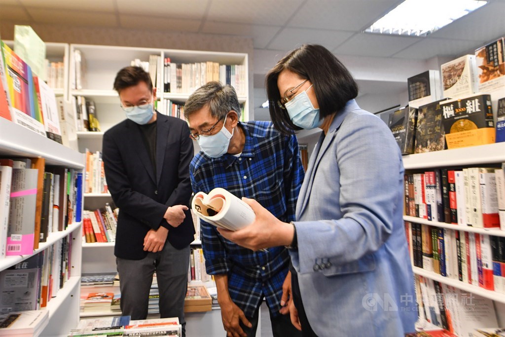 中國人大表決通過港版國安法立法授權，為宣示挺香港人的決心，總統蔡英文（右）29日上午前往台北銅鑼灣書店拜會書店創辦人林榮基（中），圖左為民進黨副秘書長林飛帆。中央社記者林俊耀攝 109年5月29日
