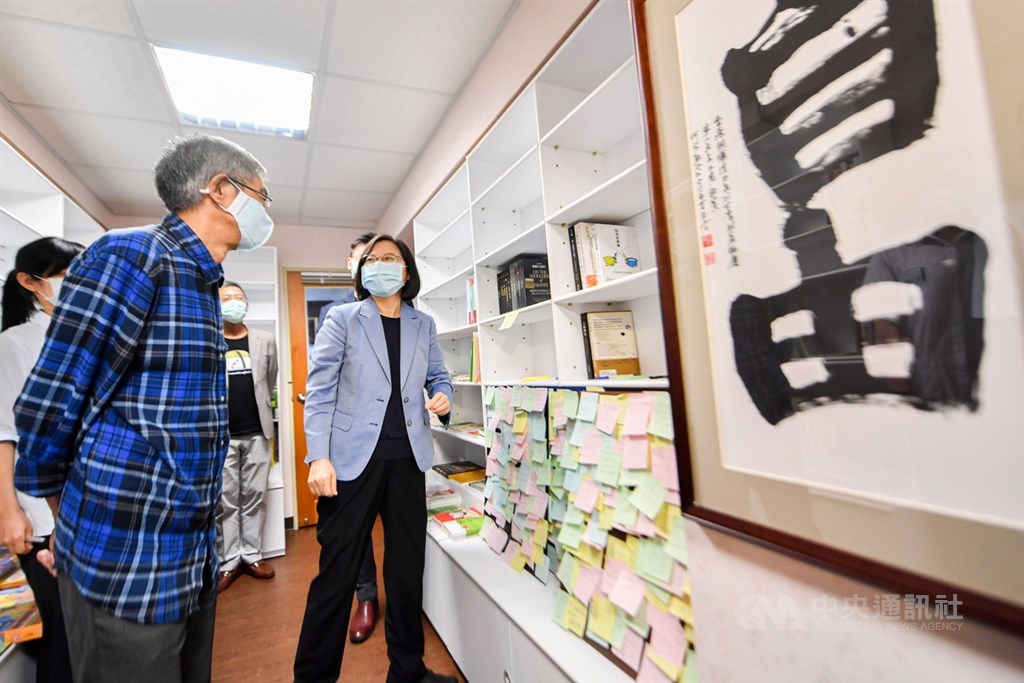 中國人大表決通過港版國安法立法授權，為宣示挺香港人的決心，總統蔡英文（右）29日上午前往台北銅鑼灣書店拜會書店創辦人林榮基（左），表達全力撐香港的立場。中央社記者林俊耀攝 109年5月29日