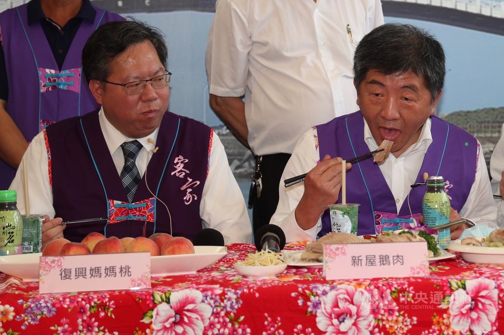 中央流行疫情指揮中心指揮官、衛福部長陳時中(右)與桃園市長鄭文燦(左)29日前往桃園永安漁港視察,一同品嚐在地美食。中央社記者吳家昇攝 109年5月29日