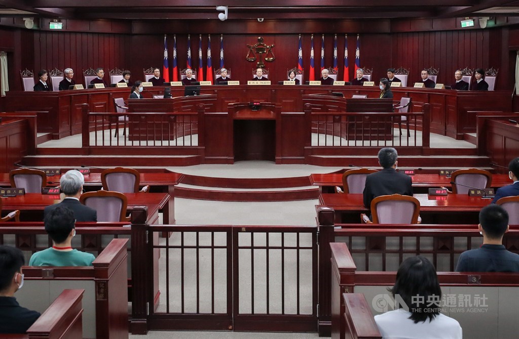 司法院大法官會議29日做出釋字791號解釋,15名大法官29日下午全數在憲法法庭,公開宣示刑法通姦罪、刑事訴訟法第239條但書均違憲、失效。中央社記者裴禛攝 109年5月29日