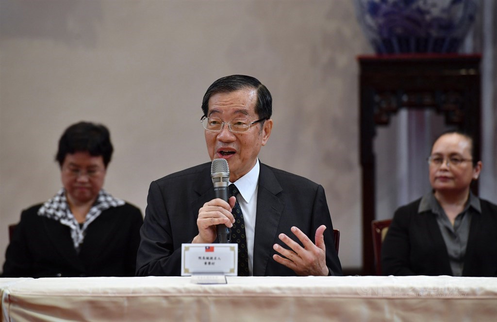 總統府29日舉行記者會介紹考試院第13屆院長、副院長及考試委員被提名人,總統蔡英文提名前教育部長黃榮村(中)出任考試院長。中央社記者王飛華攝 109年5月29日