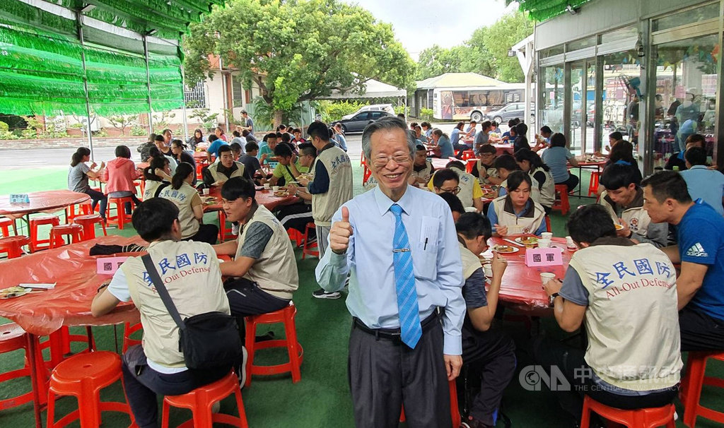 國軍進駐華新醫材集團口罩產線支援口罩生產,月底功成身退,華新醫材董事長鄭永柱(中)29日在廠區舉辦感恩餐會,感謝全廠辛苦的員工及國軍的協助。(華新醫材提供)中央社記者蕭博陽彰化縣傳真 109年5月29日