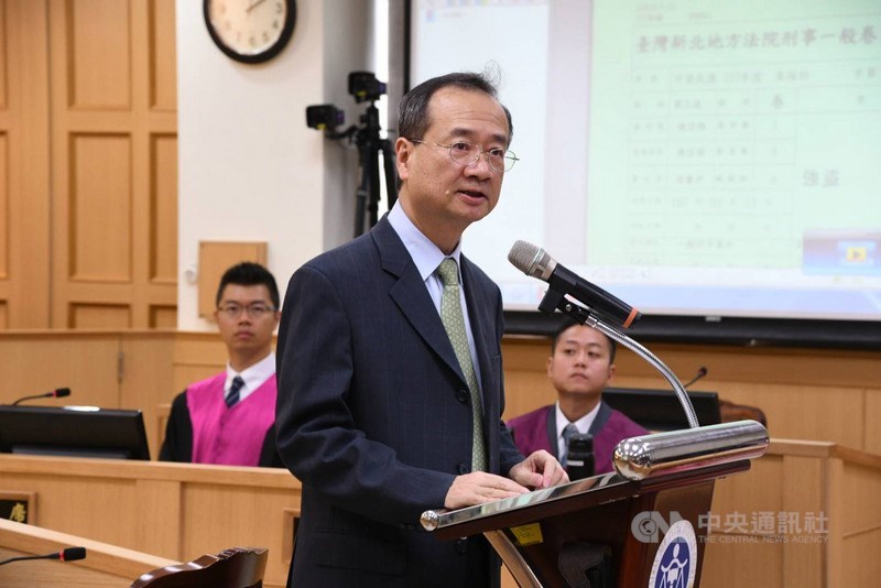 刑法通姦罪是否除罪,大法官29日下午4時將做出釋字第791號解釋,身兼大法官的司法院長許宗力(前)首度打破慣例,將率所有大法官到憲法法庭,公開宣示釋憲結果。(中央社檔案照片)