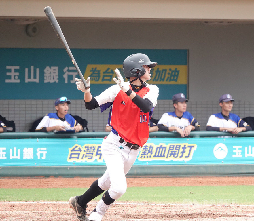 109年玉山盃全國青棒錦標賽29日起登場,花蓮縣隊首戰與彰化縣隊交手,花蓮隊長林逸翔先發打第3棒、守二壘,總計3打數沒有安打,有1次高飛犧牲打、貢獻1分打點,8局登板後援投1局、無失分,可惜終場花蓮以2比3吞敗。中央社記者謝靜雯攝 109年5月29日
