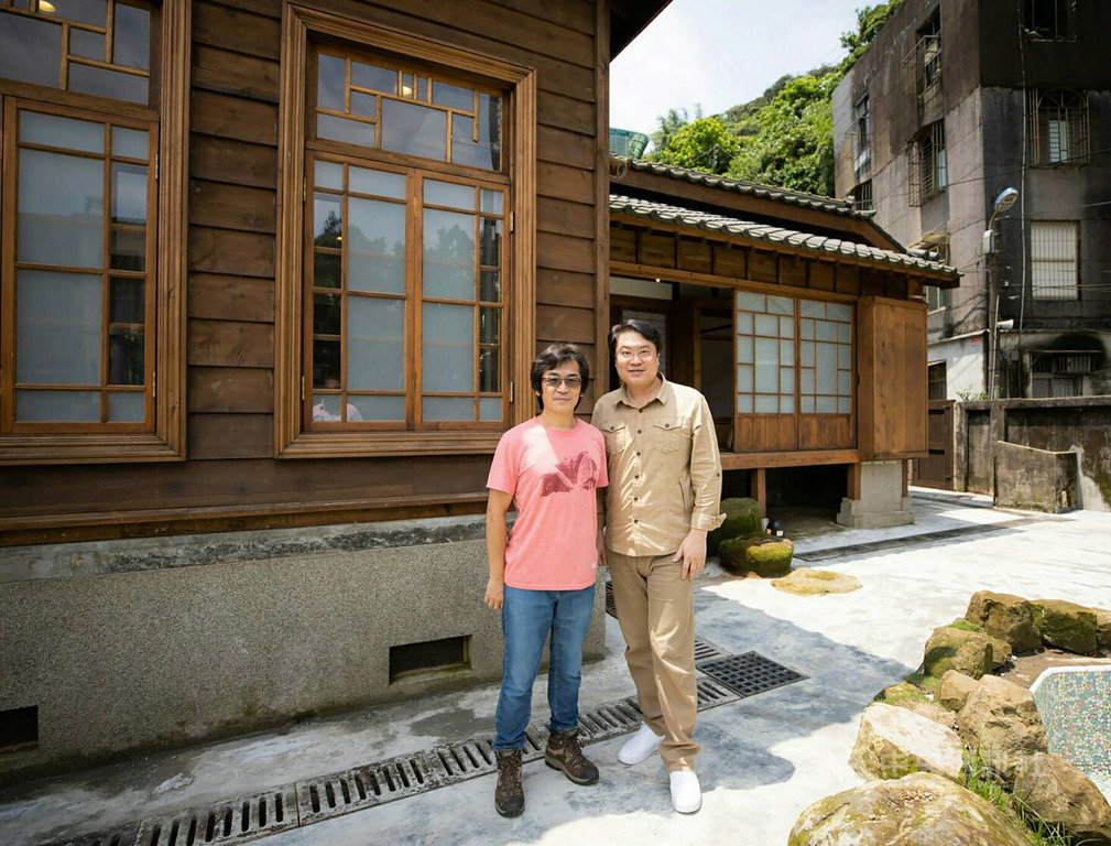 基隆市政府推動「大基隆歷史場景再現整合計畫」,從大沙灣地區到和平島,多項考古工作串連基隆歷史現場,導演魏德聖(左)29日也在市長林右昌(右)陪同下參訪要塞司令官邸等地。(基隆市政府提供)中央社記者沈如峰基隆傳真 109年5月30日