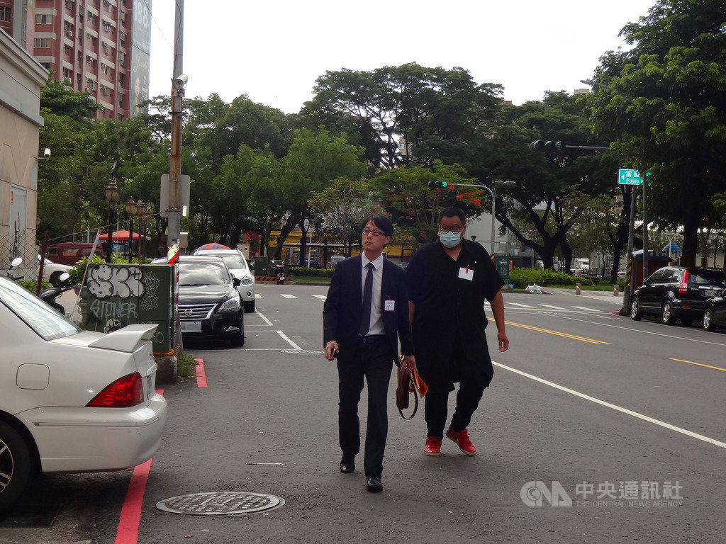 高雄市選舉委員會30日上午舉辦公辦電視罷免說明會,罷韓提案領銜人陳冠榮(左)出席。中央社記者陳朝福攝 109年5月30日