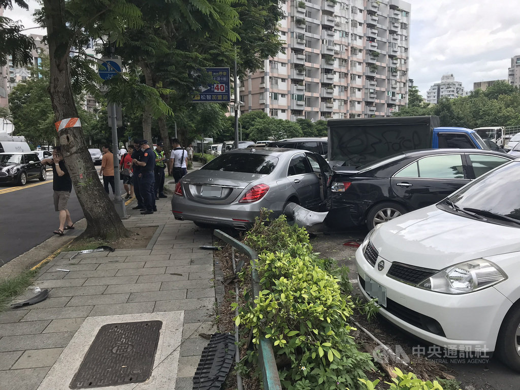 台北市松智路附近30日上午發生車禍,一名86歲男性開賓士疑擦撞2輛機車,再衝上人行道,造成多輛汽車受損。中央社記者劉建邦攝 109年5月30日