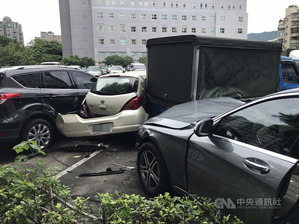 一名86歲男性駕駛開賓士30日行經台北市松智路附近巷口時疑擦撞機車,再衝上人行道,造成多輛停放在停車場的車輛受損。中央社記者劉建邦攝 109年5月30日