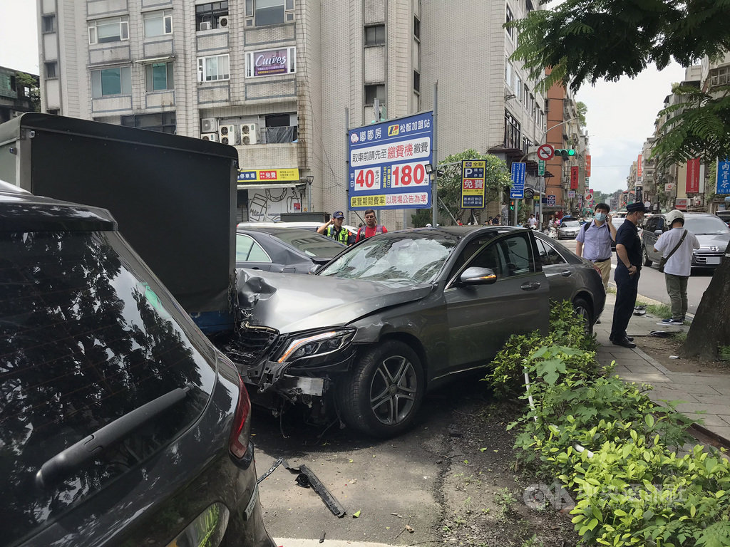 台北市松智路附近30日發生車禍,一名86歲男性開賓士疑擦撞2輛機車,再衝上人行道,多輛停放在停車場車輛受損。中央社記者劉建邦攝 109年5月30日