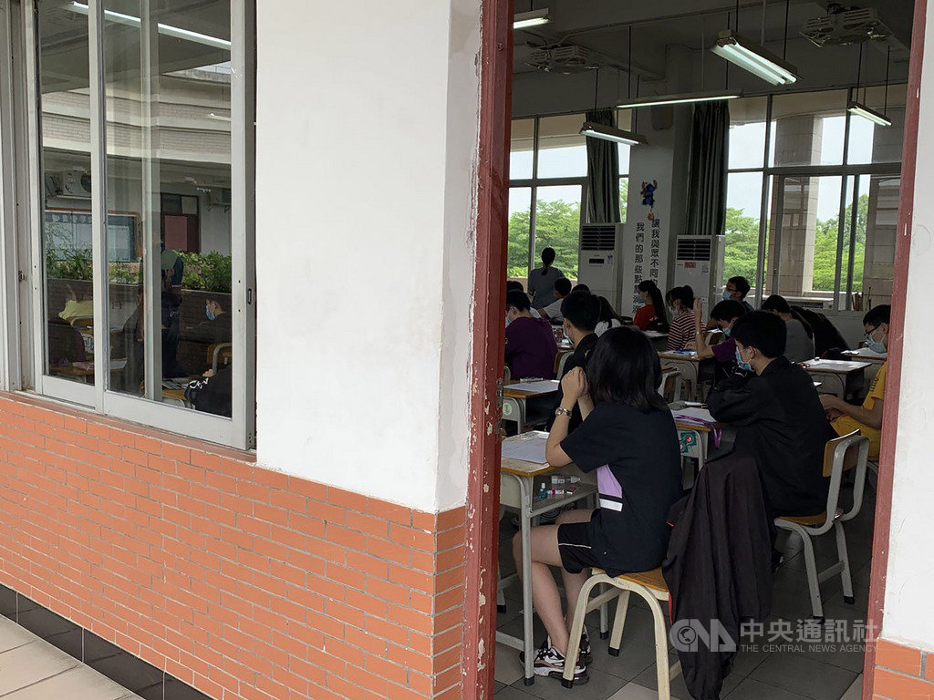史上首次的國中教育會考補考30日登場,為配合防疫需求,考場皆開窗、開門以保持通風,考生也全程戴口罩應試。(教育部提供)中央社記者陳至中傳真 109年5月30日