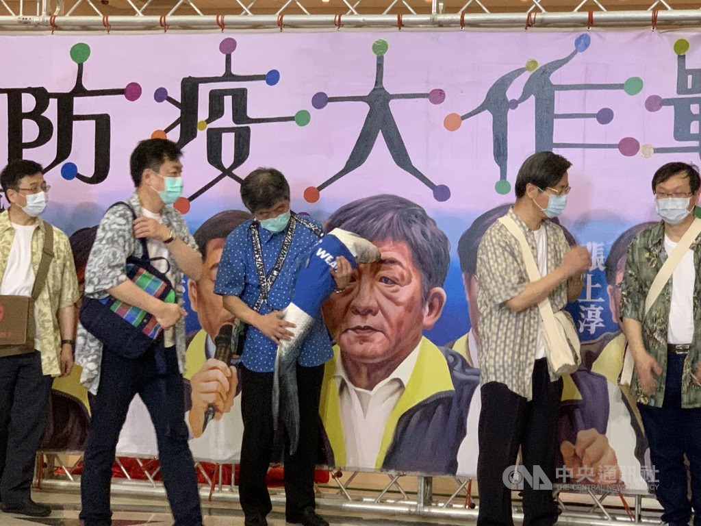 中央流行疫情指揮中心指揮官陳時中(左3)30日造訪台南奇美博物館,國寶級電影手繪看板名師顏振發親自送上手繪畫像,陳時中在巨幅手繪圖前低頭觀看台南市長黃偉哲特別準備給他的虱目魚包包。中央社記者張榮祥攝 109年5月30日