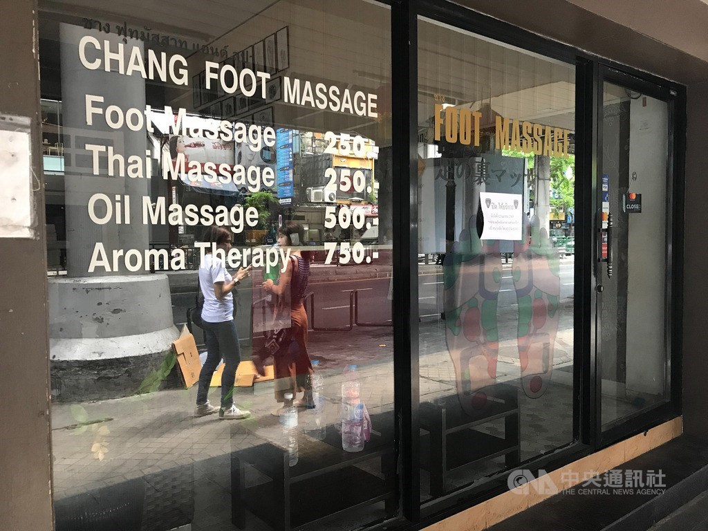 泰國疫情趨緩,疫情指揮中心宣布6月1日進行第三波解禁,允許電影院、按摩店、健身房、會展中心等開放營業。圖為曼谷席隆區關門的按摩店。中央社記者呂欣憓曼谷攝 109年5月29日