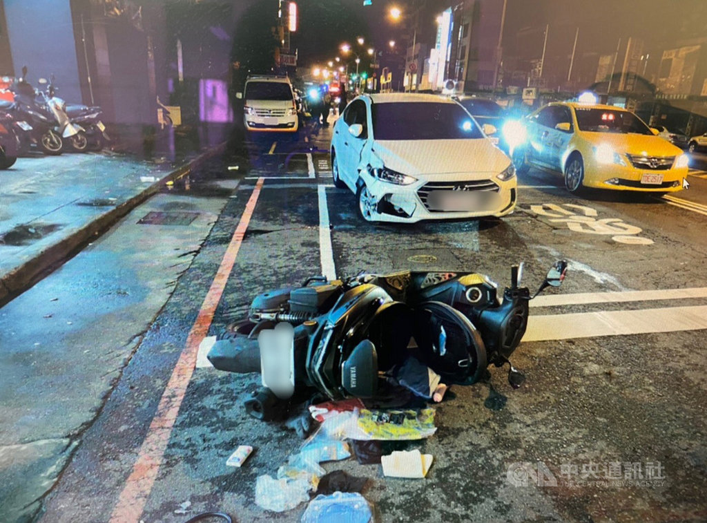 台中市北區五權路30日凌晨發生連環撞車禍,陳姓女子駕駛計程車疑酒駕撞擊前方停等紅綠燈的機車,再追撞多輛汽機車,現場一片混亂。(民眾提供)中央社記者郝雪卿傳真 109年5月30日