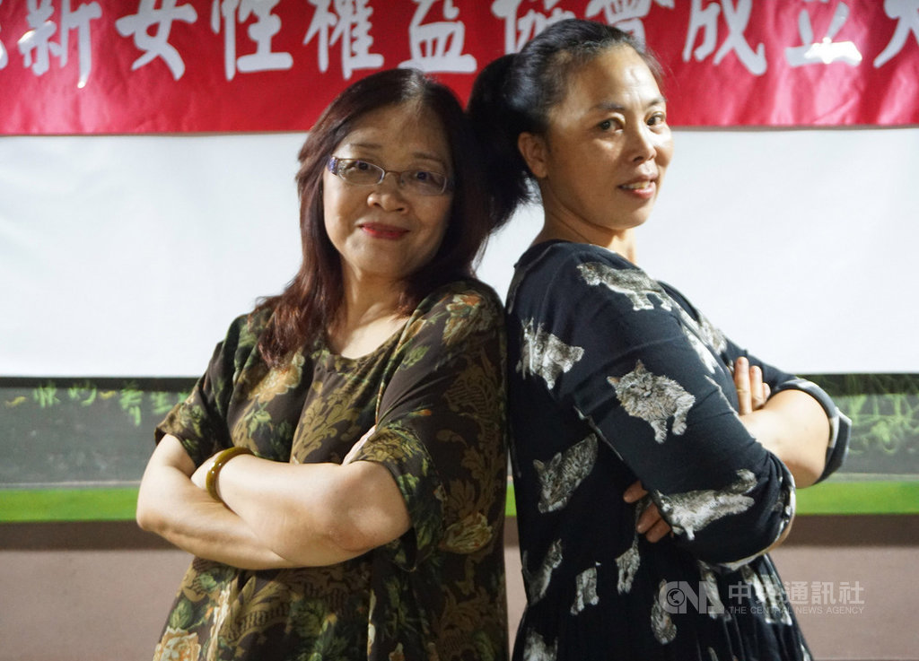 金門縣新女性權益協會30日舉辦成立大會,台灣婦女團體全國聯合會秘書長高丹華(左)現身表達支持,會中並推舉來自中國重慶的戴紅(右)擔任理事長。中央社記者黃慧敏攝 109年5月30日
