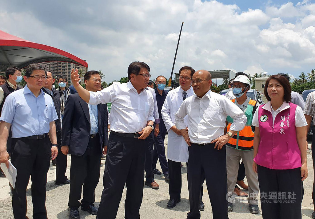 行政院長蘇貞昌(前右2)30日南下視察正在興建的高雄榮總屏東大武分院,屏東縣長潘孟安(前右3)向蘇貞昌說明未來醫院大門出入動線。中央社記者郭芷瑄攝 109年5月30日