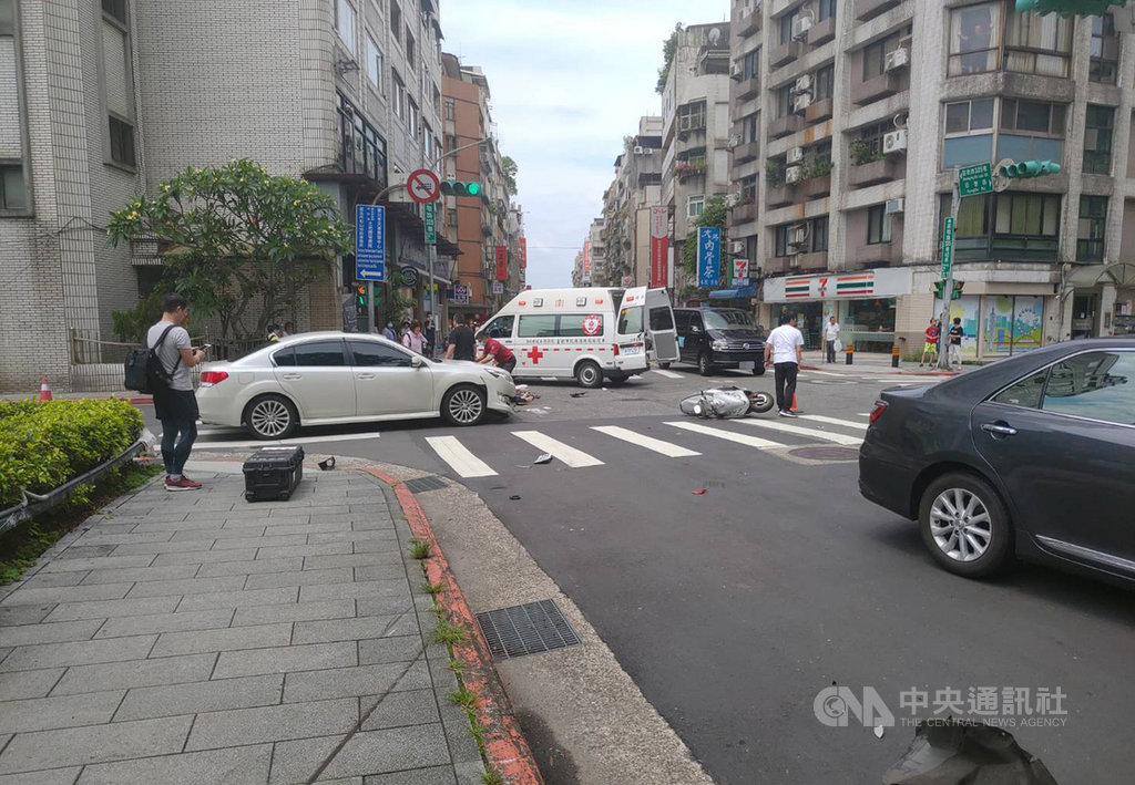 台北市松智路附近30日上午發生車禍,一名86歲男性開賓士疑擦撞2輛機車,再衝上人行道,造成2名機車騎士輕傷,汽車駕駛雖意識清楚、無明顯外傷,但3人都送醫。(民眾提供)中央社記者劉建邦傳真 109年5月30日
