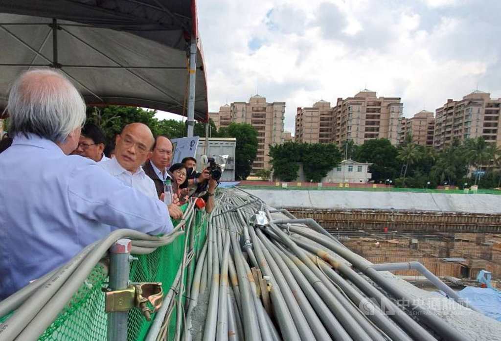 行政院長蘇貞昌(前左2)30日南下視察高雄榮民總醫院屏東大武分院工程進度,專注聆聽院方解說,並表示希望大武分院內部設置及出入醫院動線都要便民。中央社記者郭芷瑄攝 109年5月30日