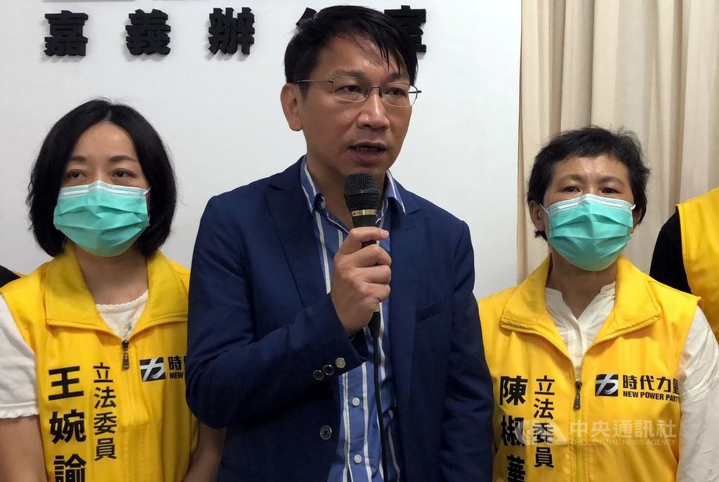 高雄市長韓國瑜罷免案投票倒數,時代力量黨主席徐永明(中)30日呼籲年青人返鄉投票,希望罷韓案的投開票過程可以順利進行。中央社記者黃國芳攝 109年5月30日