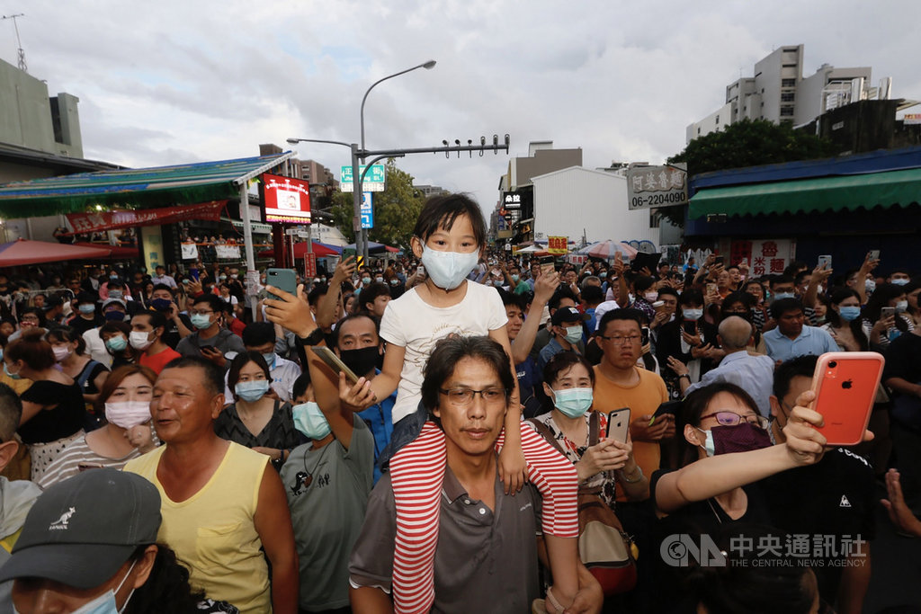 中央流行疫情指揮中心指揮官、衛福部長陳時中30日下午造訪台南,展開「防疫樂活遊」,熱情民眾擠滿中西區國華街、正興街一帶,就為爭睹「阿中部長」風采。中央社記者董俊志攝 109年5月30日