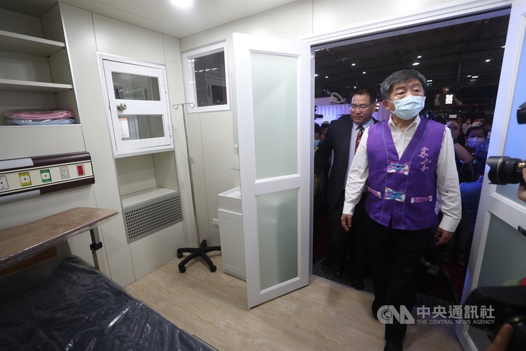 衛福部長陳時中(前)29日走訪桃園,並出席民間企業捐贈防疫篩檢站儀式,也親自走入篩檢站參觀。中央社記者吳家昇攝 109年5月29日