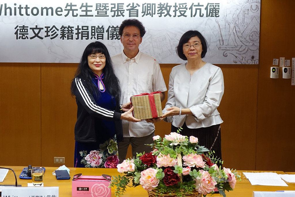 國家圖書館近日獲得翻譯家張君德(Gunter Whittome)(中)和輔仁大學教授張省卿(左)捐贈12種69冊珍貴德文書籍,除了妥善保存、編目,也將逐步進行數位化,方便推廣,活絡古籍的利用。(國圖提供)中央社記者陳至中台北傳真 109年5月30日