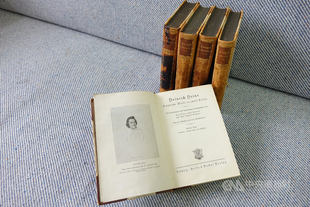 國家圖書館近日獲得翻譯家張君德(Gunter Whittome)和輔仁大學教授張省卿夫婦捐贈12種69冊珍貴德文書籍。圖為海涅集。(國圖提供)中央社記者陳至中台北傳真 109年5月30日