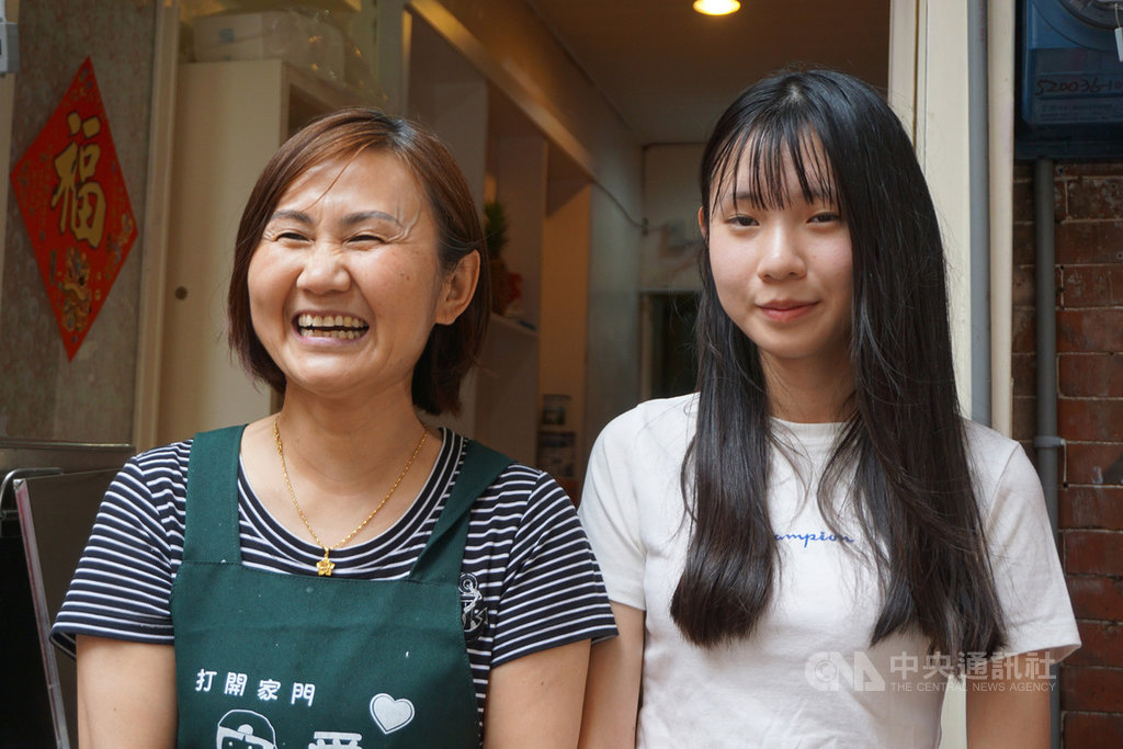 金門家扶中心受助兒李佳頴(右)不畏環境艱困,堅毅向學,錄取國立台灣大學社會工作學系,讓曾生病、受傷的媽媽姚玉敏(左)相當欣慰。中央社記者黃慧敏攝 109年5月30日