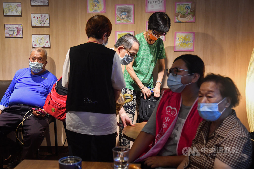 新北市銀光咖啡館新增5處服務據點,30日上午在永和iCare Cafe長照咖啡館舉行聯合開幕儀式,盼讓高齡長者都能得到最好的照顧。中央社記者林俊耀攝 109年5月30日