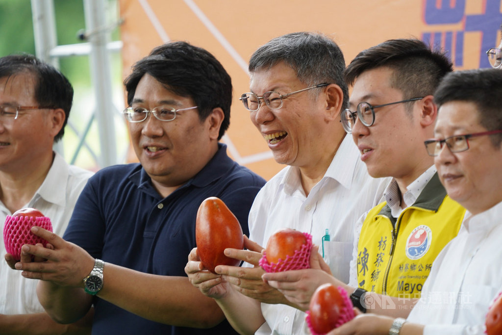 台北市長柯文哲(右3)30日到台北花博農民市集,出席「枋寮漁菓節」屏東農特產展售活動,和現場來賓一起宣傳枋寮特色農漁產品。中央社記者徐肇昌攝 109年5月30日