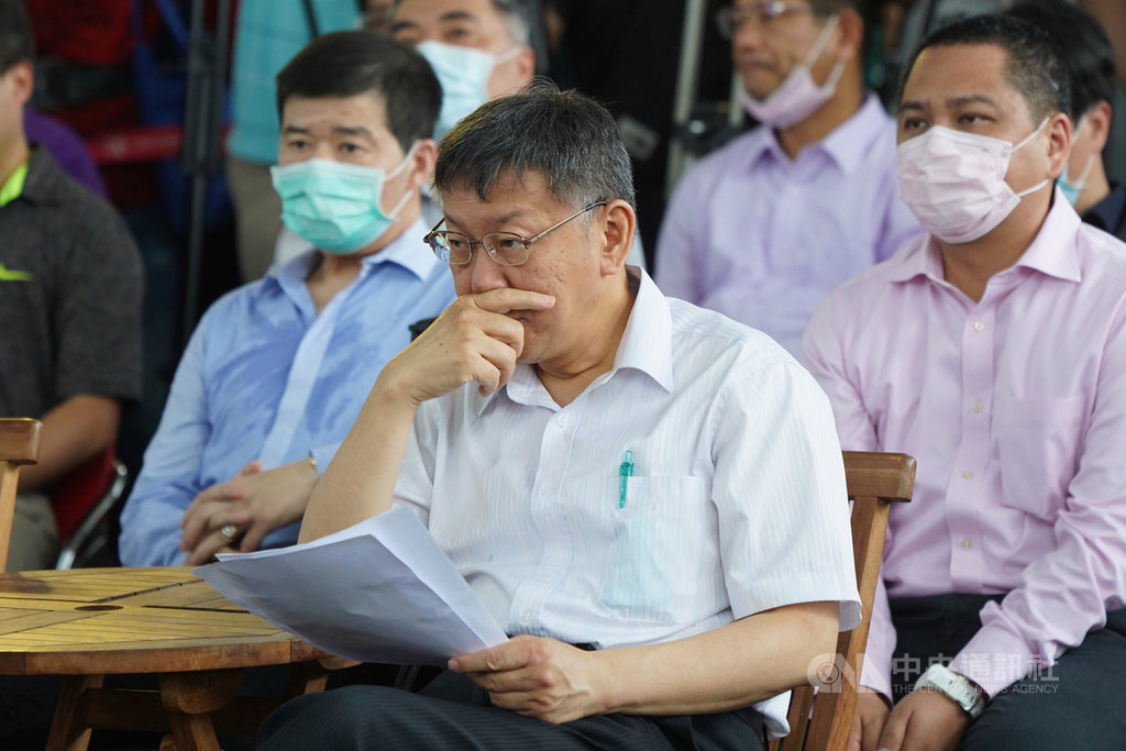台灣武漢肺炎疫情趨緩,台北市長柯文哲(前中)30日受訪表示,除了大眾運輸、公有市場、醫療院所等中央特別規定的場所外,餘者6月7日起全面解封。中央社記者徐肇昌攝 109年5月30日