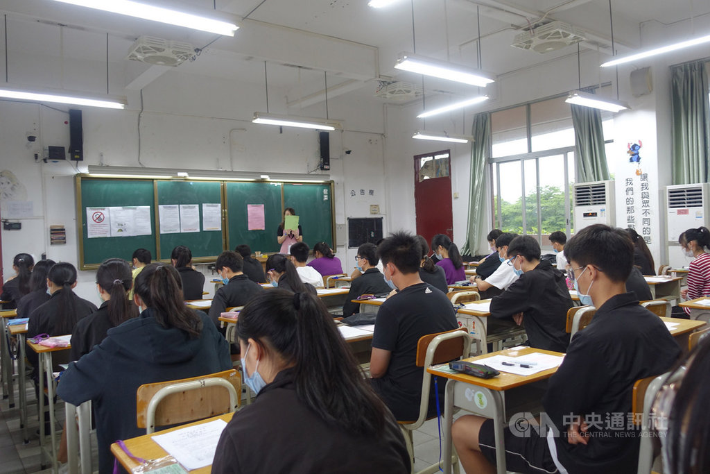 109年國中教育會考補考30日登場,中國大陸3所台商子女學校(東莞、華東、上海)設置的大陸考場,整體秩序良好,沒有傳出嚴重違規、舞弊行為。(教育部提供)中央社記者陳至中傳真 109年5月30日