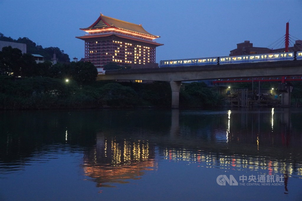 國際訂房網站公布20大旅客夢想目的地,台北與倫敦、巴黎同列為前20名。圖為台北圓山大飯店點亮樓層燈光打出ZERO,慶祝台灣防疫有成。中央社記者徐肇昌攝 109年5月1日