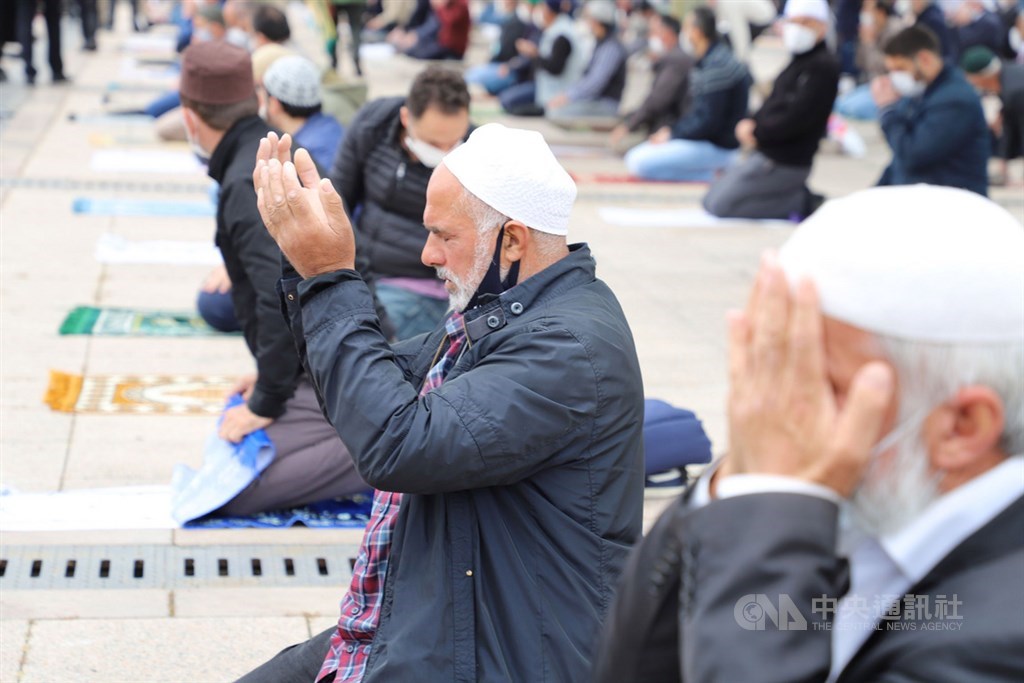 土耳其29日恢復禁止74天的清真寺聚禮。大批信眾前往安卡拉哈吉拜拉姆清真寺,在廣場上參加主麻日(禮拜五)禮拜。中央社記者何宏儒安卡拉攝 109年5月29日