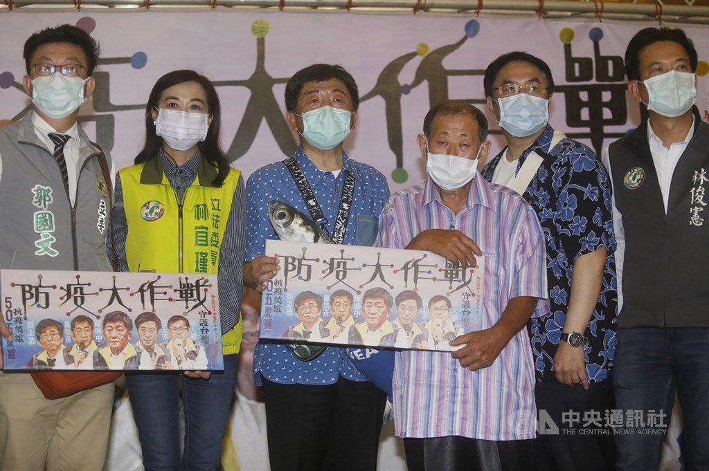 中央流行疫情指揮中心指揮官陳時中(左3)30日帶隊走訪台南,國寶級電影手繪看板大師顏振發(右3)送上親筆創作的防疫團隊繪像,向陳時中等人致意。中央社記者董俊志台南攝 109年5月30日