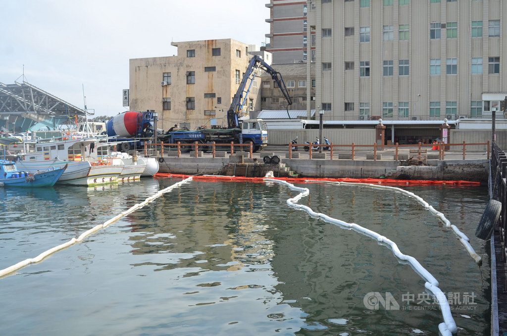中油澎湖馬公加油站27日驚傳漏油,中油30日表示,目前在港區設有多層攔油索,預計2週內行浮油回收、攔截工作,中油會秉持「安全第一,迅速善後」態度,盡全力降低對縣府及住戶困擾。中央社 109年5月30日