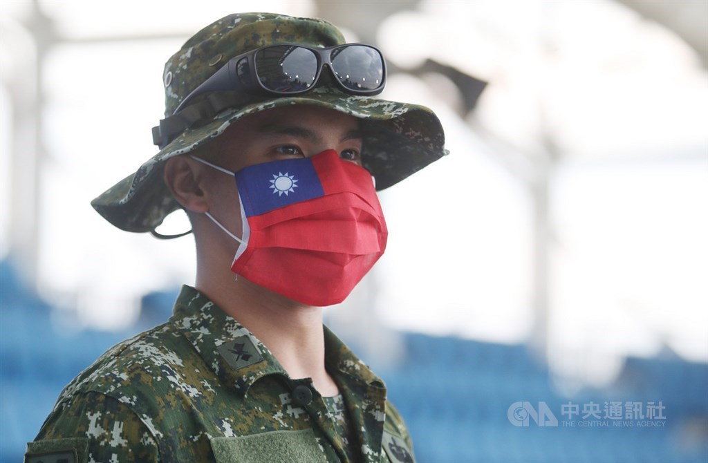 美國總統川普不滿WHO遭中國操縱29日宣布美國退出WHO,疫情指揮中心指揮官陳時中對此表示,未來希望有更多和美國合作機會,若世界建立新的互信防疫平台,也會積極爭取加入。圖為國軍人員戴口罩參加職棒開場活動。(中央社檔案照片)