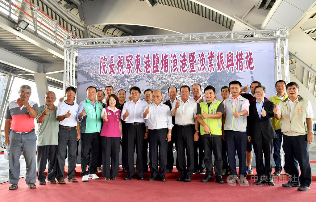 行政院長蘇貞昌(前右6)30日在農委會主委陳吉仲(前右3)、屏東縣長潘孟安(前左6)等人陪同下,再次前往屏東東港鹽埔漁港視察深水碼頭工程進度,並了解漁業振興相關措施。(行政院提供)中央社記者郭芷瑄傳真 109年5月30日
