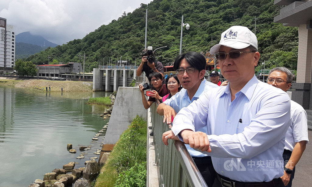 內政部長徐國勇(前右)30日視察宜蘭阿里史溪抽水站時表示,這座抽水站是蘇澳地區治水工程的最後一塊拼圖,每秒可抽25噸水,加上閘門設計可讓海水漲潮時不倒灌,也可排出當地上游溪水,讓鎮民安心。中央社記者沈如峰宜蘭縣攝 109年5月30日