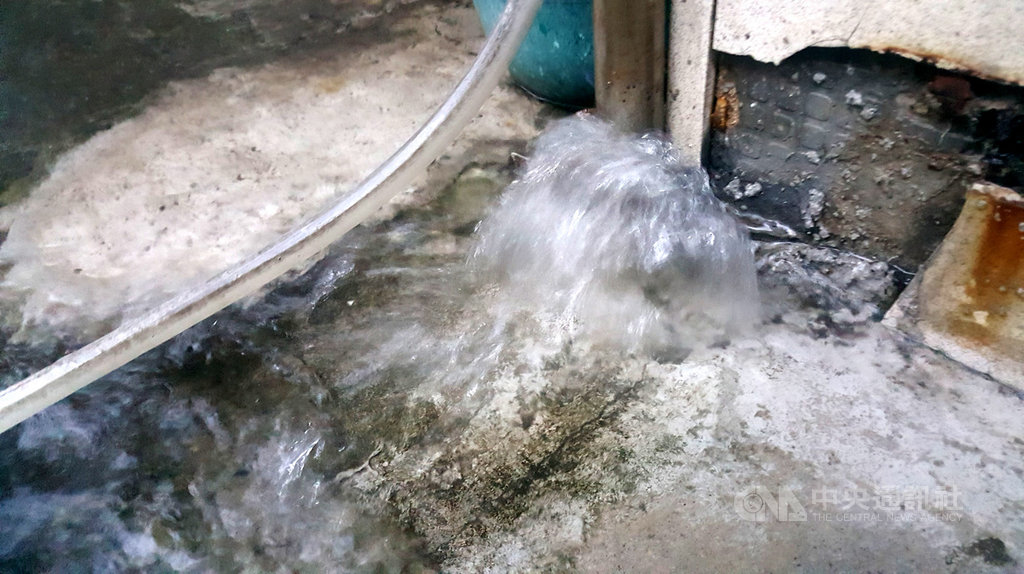 受到偏南風帶來暖濕水氣影響,澎湖30日清晨傾盆大雨,部分地勢較低的道路或溝渠溝孔因排水不及,出現積水及噴水狀況。中央社 109年5月30日