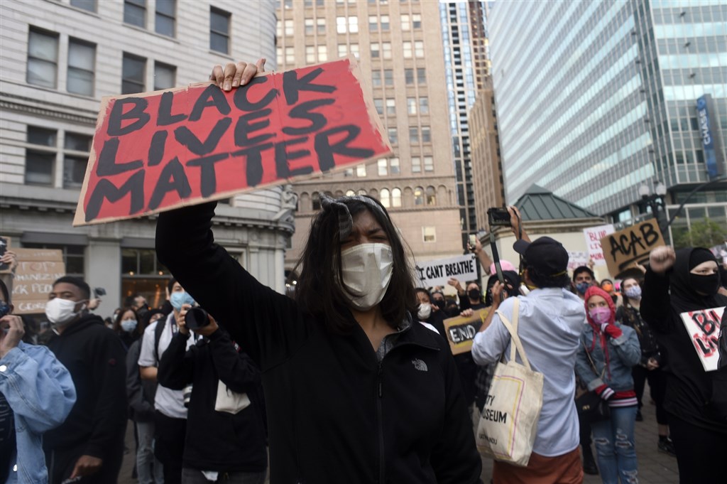美國抗議警察暴力對待黑人的示威蔓延到加州奧克蘭市,2名聯邦保護局執法人員29日晚間在抗議進行時遭到槍擊,其中一人傷重不治。圖為奧克蘭示威者高舉「黑人的命也是命」標語抗議。(安納杜魯新聞社提供)