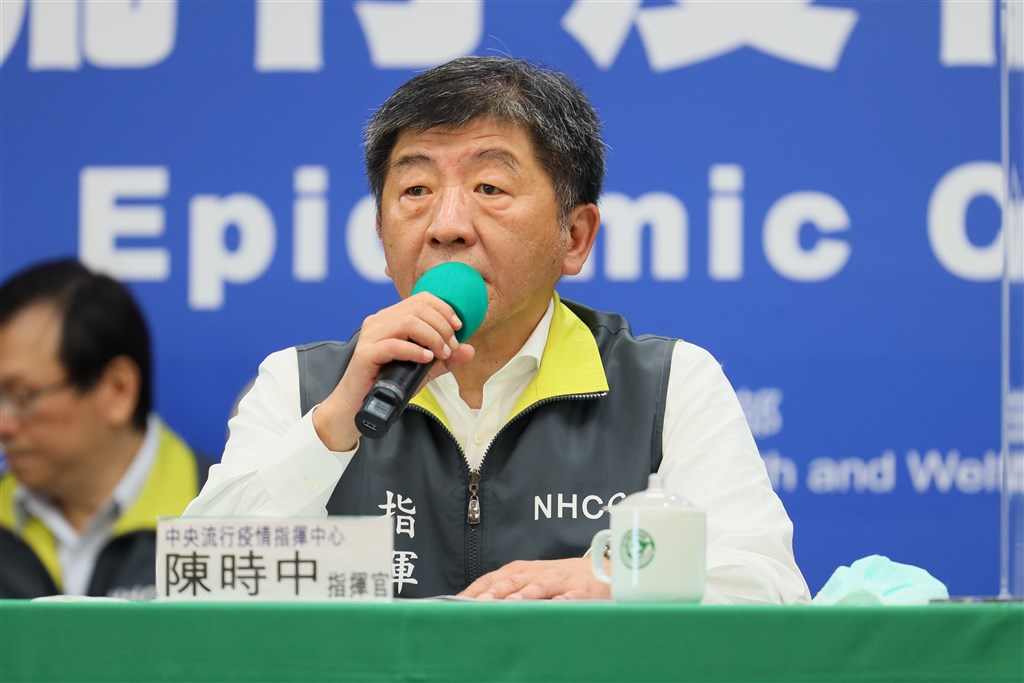 中央流行疫情指揮中心指揮官陳時中(前)30日表示,台灣還沒鬆綁邊境管制,如果要去國外旅遊,返台後還是要居家檢疫14天。(中央流行疫情指揮中心提供)中央社 109年5月30日